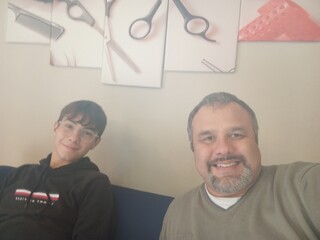 Obraz premium senior couple looking at camera in a barber shop