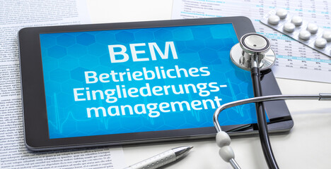 Ein Tablet mit dem Text BEM Betriebliches Eingliederungsmanagement