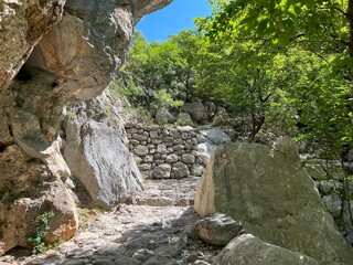 Mountaineering and recreational trails in the Velika Paklenica canyon, Starigrad (Paklenica National Park, Croatia) - Bergsteiger in der Schlucht Velika Paklenica, Starigrad (Nationalpark Paklenica)
