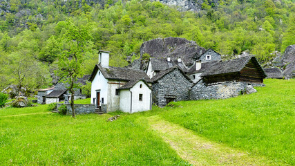 Obraz premium Alte Steinhäuser im Maggiatal im Tessin 