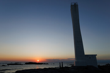 ロマンチックな夕日と海岸で立たづむ男女