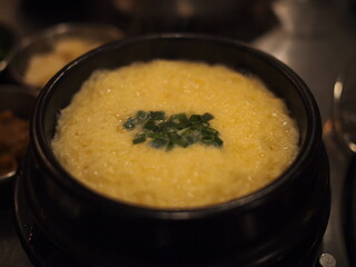 뚝배기 속 계란찜과 쪽파