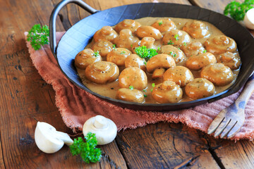 Rahm-Champignons in einer Pfanne