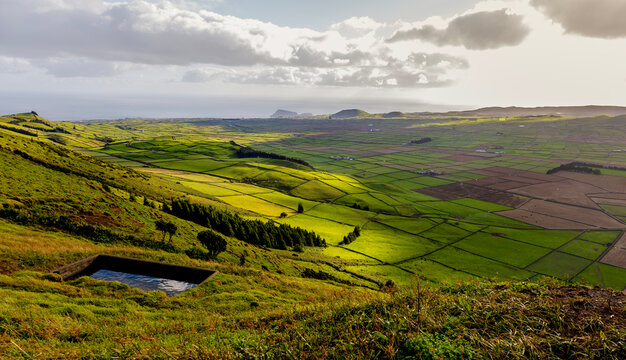 Paisagem rural a&ccedil;oriana ao final do dia. Ilha Terceira, A&ccedil;ores. Parcelas de terreno separados por muros de pedra vulc&acirc;nica formando uma quadr&iacute;cula. 