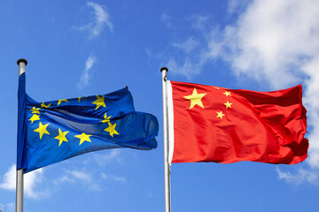 rechts wehende EU- und China-Flaggen