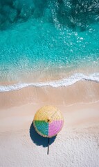 Obraz premium Beach umbrella on white sand near turquoise water.