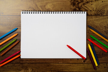 スケッチブックとカラフルなクレヨン
