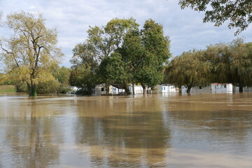Vend&ocirc;me : camping des Grands Pr&eacute;s sous l'eau