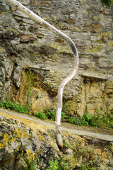 Barandilla metálica en acantilado de piedra