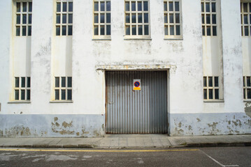 Puerta grande de garaje en nave industrial vieja