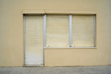 Puerta y ventanas cerradas con persiana