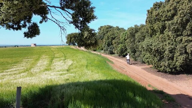 PASEO EN BICICLETA POR EL CAMPO