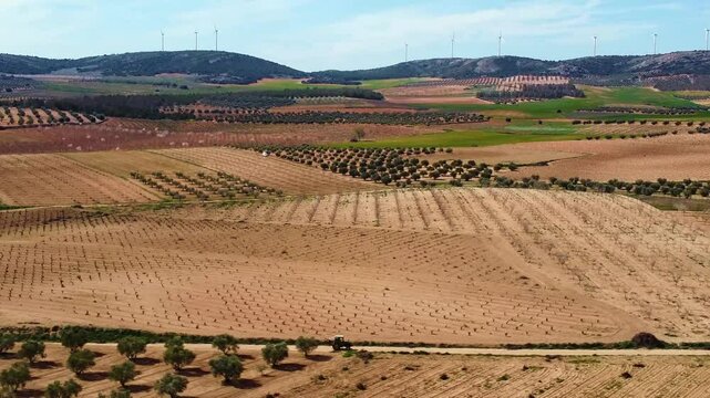 TRACTOR CIRCULANDO POR CAMINO
