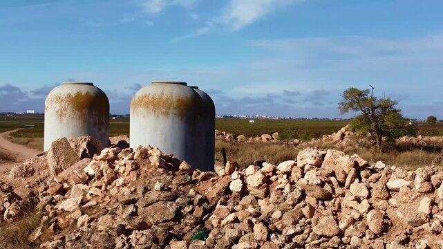 TINAJAS EN BODEGA EN RUINA