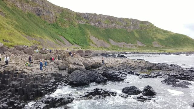 survol de la chauss&eacute;e des g&eacute;ants dans la r&eacute;gion de l'Antrim en Irlande du nord