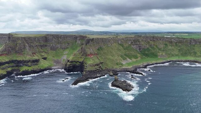 survol de la chauss&eacute;e des g&eacute;ants dans la r&eacute;gion de l'Antrim en Irlande du nord