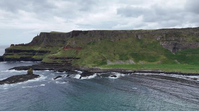 survol de la chauss&eacute;e des g&eacute;ants dans la r&eacute;gion de l'Antrim en Irlande du nord