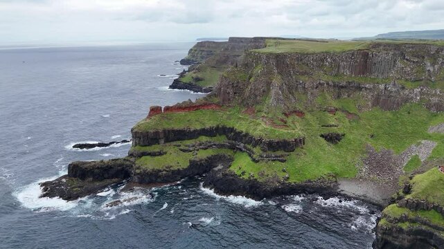 survol de la chauss&eacute;e des g&eacute;ants dans la r&eacute;gion de l'Antrim en Irlande du nord