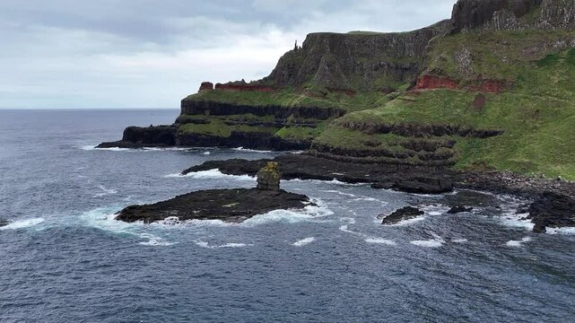 survol de la chauss&eacute;e des g&eacute;ants dans la r&eacute;gion de l'Antrim en Irlande du nord