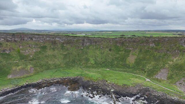 survol de la chauss&eacute;e des g&eacute;ants dans la r&eacute;gion de l'Antrim en Irlande du nord