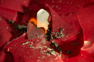 corazón de papel encendido en fuego 