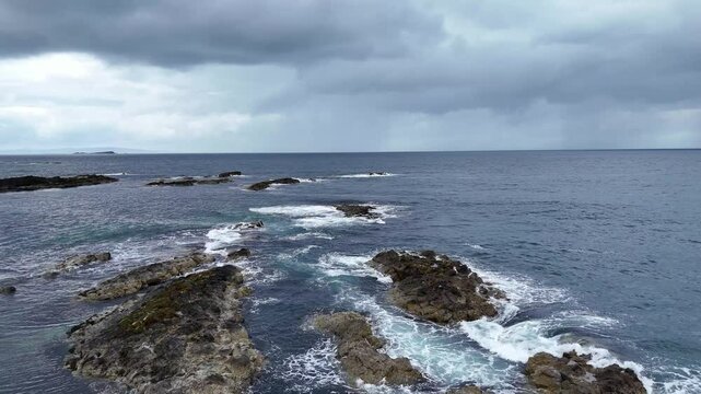 survol de la chauss&eacute;e des g&eacute;ants dans la r&eacute;gion de l'Antrim en Irlande du nord