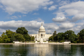 Obraz premium US Capitol building under cloudy skies
