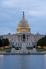 Fototapeta premium US Capitol building at dusk