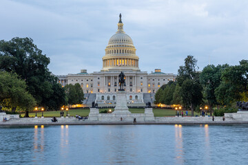 Fototapeta premium US Capitol building at dusk