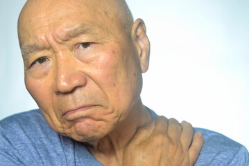 肩こりで悩む老人のクローズアップ