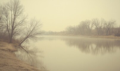 Obraz premium A foggy, misty day with a river in the background