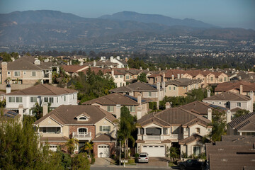 Obraz premium Afternoon sunlight shines on a neighborhood in Yorba Linda, California, USA.