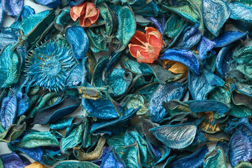 テーブルに置かれたカラフルなドライフラワー