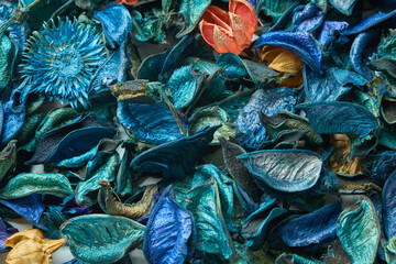 テーブルに置かれたカラフルなドライフラワー