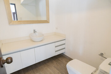 baño de departamento con acabados de loza , lavabo inodoro y ducha con tina