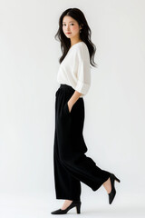 きれいめの服装で歩く女性