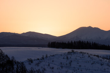 真冬の美瑛の日の出風景