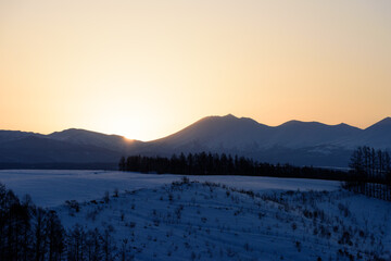 真冬の美瑛の日の出風景