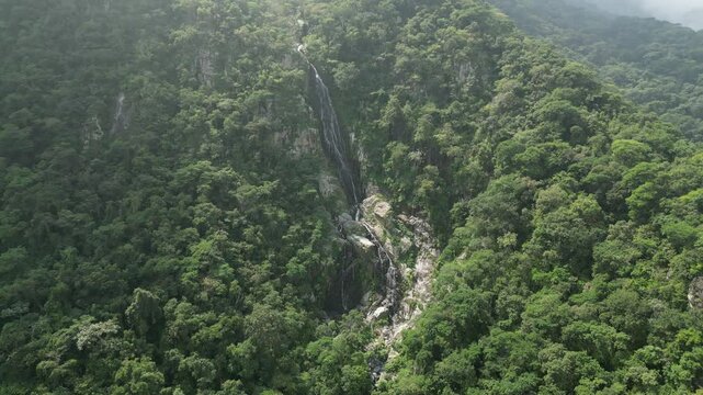 Cascada Media Luna Coquimatl&aacute;n, Colima.