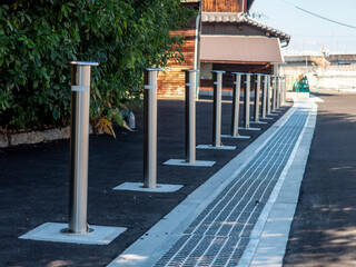 敷地と道路の境界に立つポール