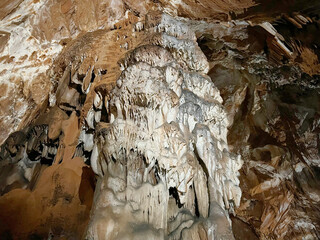 Manita peć cave in Velika Paklenica canyon (Paklenica National Park, Croatia) - Manita pec-Höhle...