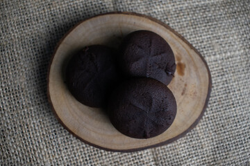 Nastar cake with chocolate flavor on wood chips