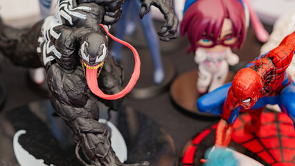 Naklejka premium Budokan Geek Convention In GUAYAQUIL, ECUADOR - OCT 13, 2024 - Venom and Spider-Man action figures facing off. Ideal for superhero, comics, or action figure collections content.