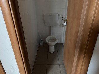 Cabina di un bagno pubblico