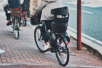 Naklejka premium 自転車に乗る人々の後ろ姿
