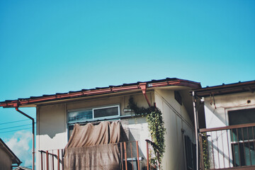 日本の家屋と青空
