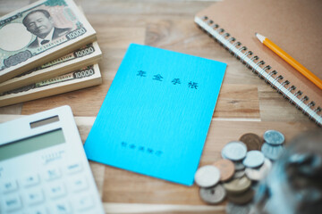 青色の年金手帳と日本円