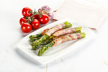 Grilled asparagus with bacon