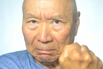 老人の怒る顔のクローズアップ