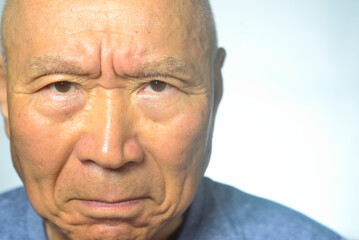 老人の怒る顔のクローズアップ